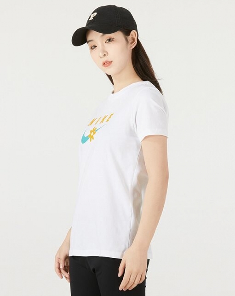 나이키 NIKE 스포츠웨어 플로럴 그래픽 반팔 티셔츠 화이트 DN5859-100 상세 이미지 1