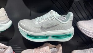 나이키 우먼스 보메로 프리미엄 베얼리 그린 메탈릭 실버 HM5973-300